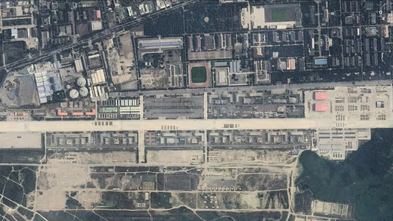 Спутники засняли большое количество военной техники в районе Пекина