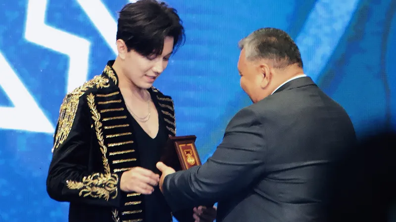 Президент Кыргызстана сделал неожиданный подарок Димашу Кудайбергену