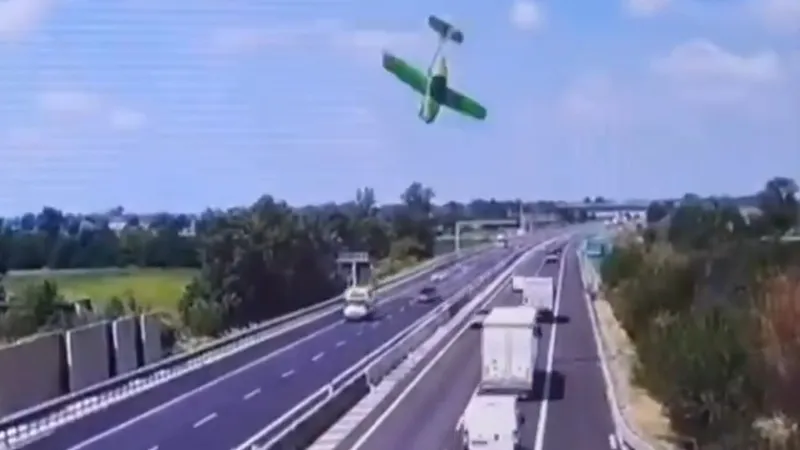 Падение самолета на оживленную трассу в Италии попало на видео
