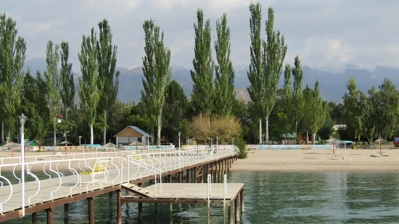 "Это по-вашему отдых?": пользователи Сети шокированы аншлагом на Иссык-Куле