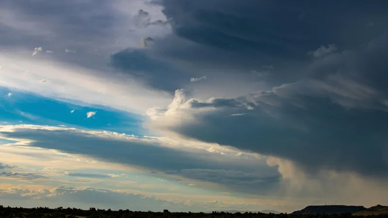 Циклон с грозами и градом надвигается на Казахстан