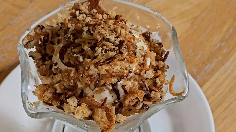 В Таиланде набирает популярность мороженое с жареной курицей