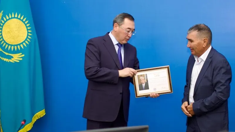 Два казахстанца получили награды от Токаева