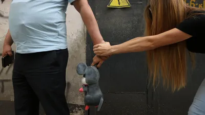 мужчина тащит девочку, фото - Новости Zakon.kz от 23.07.2025 10:49