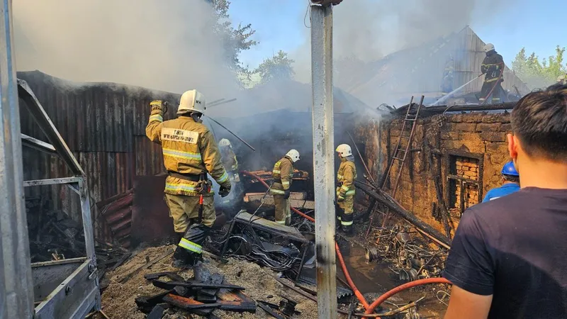 Пожар по повышенному рангу потушили в частном секторе Алматы