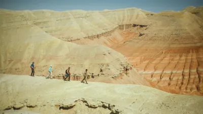 Алтын-Эмель, Алтын Эмель, государственный национальный природный парк Алтын-Эмель, туристы, туристические места в Казахстане, природа Казахстана, развитие туризма в Казахстане, фото - Новости Zakon.kz от 03.09.2025 09:25