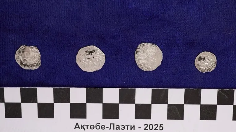 В Казахстане обнаружены редкие серебряные монеты времен Золотой Орды