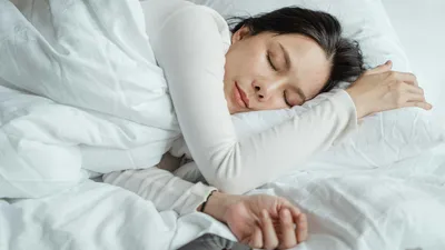 связь между увеличением веса и недосыпом, врач, объяснение, здоровье, фото - Новости Zakon.kz от 24.07.2025 14:08