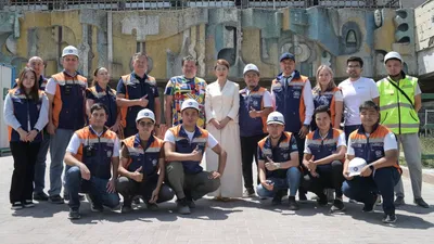 министр культуры Казахстана Аида Балаева и строители, фото - Новости Zakon.kz от 25.07.2025 13:25