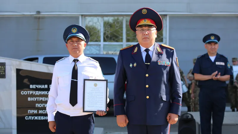 Полицейских ВКО наградили за спасение женщины и ребенка