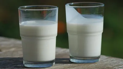 два стакана с кефиром, фото - Новости Zakon.kz от 25.07.2025 09:48