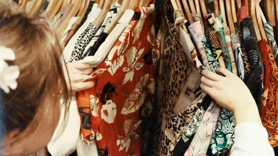 девушка, разноцветная одежда, фото - Новости Zakon.kz от 26.07.2025 15:41