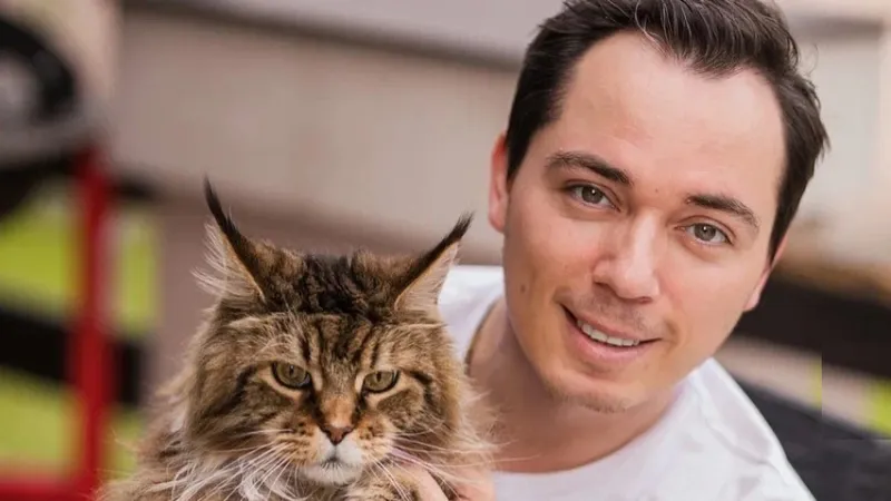 Родион Газманов удивил поклонников архивным кадром с маленьким Децлом