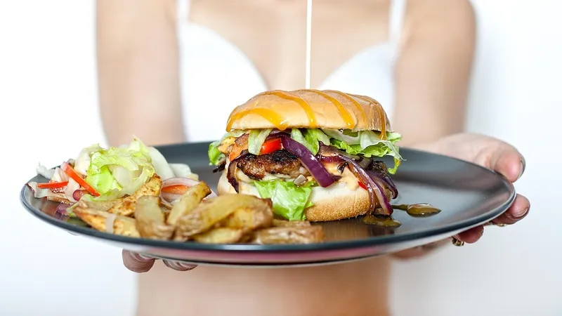 Ученые выяснили, почему люди "заедают" стресс