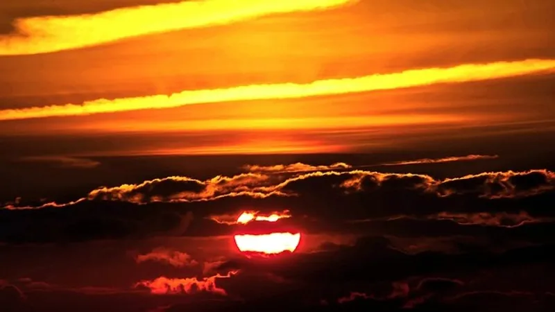 Пыльная буря, град и ливень: в каких регионах Казахстана объявили штормовое предупреждение