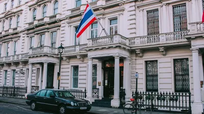 Флаг Таиланда, здание, автомобиль, улица, фото - Новости Zakon.kz от 27.07.2025 02:30