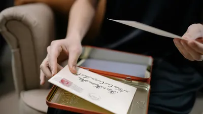 Конверт, руки, письмо, фото - Новости Zakon.kz от 27.07.2025 05:30