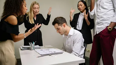 Коллектив, офис, критика, фото - Новости Zakon.kz от 27.07.2025 08:21