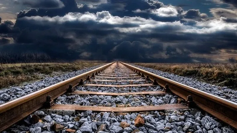 Пассажирский поезд с сотней людей сошел с рельсов в Германии