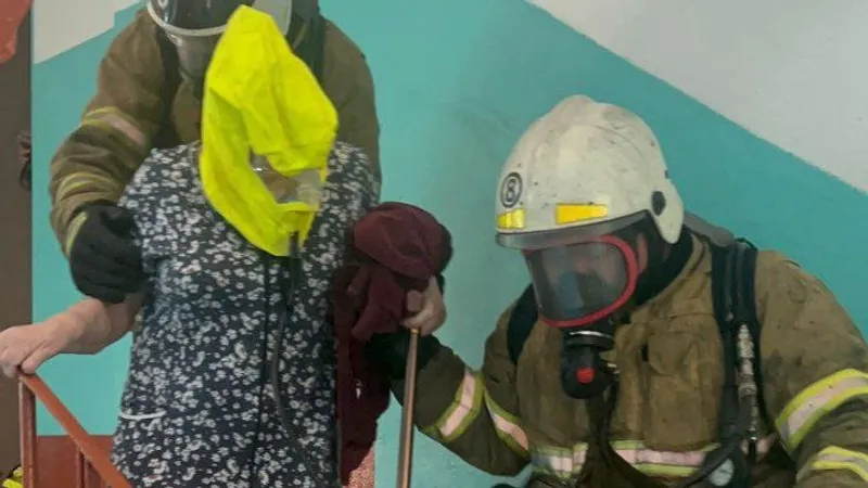 Женщину вытащили из горящей квартиры в Алматинской области