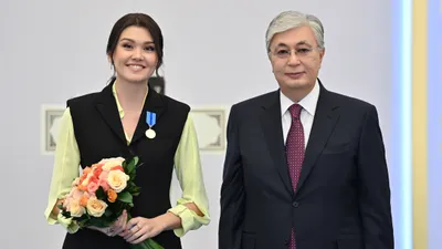 Оперная певица Айгерим Алтынбек, президент РК Касым-Жомарт Токаев, фото - Новости Zakon.kz от 28.07.2025 17:58