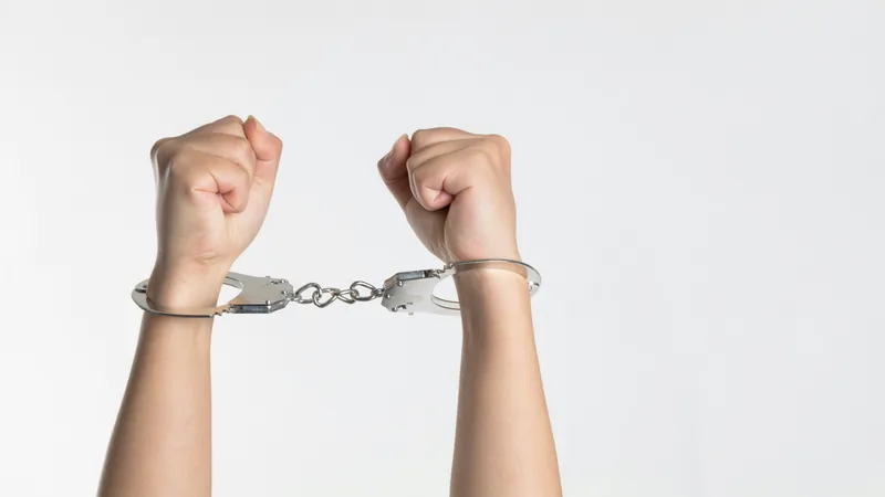 18-летняя жительница Туркестана обвинила полицейских в принуждении к сексу