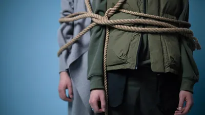 Трудовое рабство, эксплуатация труда, эксплуатация людей, похищение людей, рабство, принудительный труд, торговля людьми , сурет - Zakon.kz жаңалық 19.09.2025 15:16