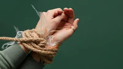 Трудовое рабство, эксплуатация труда, эксплуатация людей, похищение людей, рабство, принудительный труд, торговля людьми , фото - Новости Zakon.kz от 19.01.2026 14:29