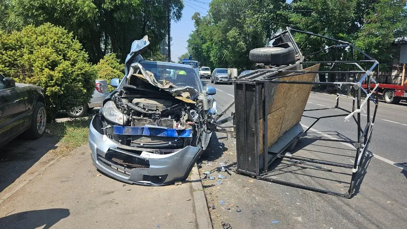 "Ушел" под прицеп и вылетел на тротуар: в Алматы произошло зрелищное ДТП