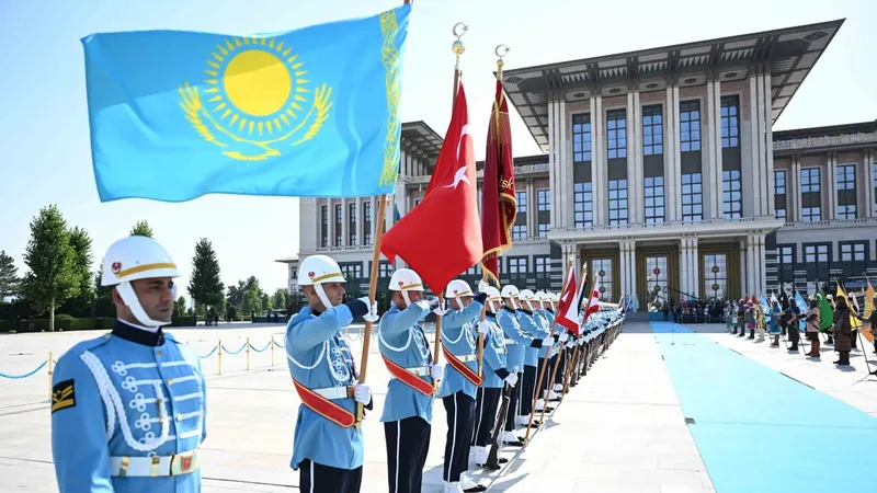 Акорда показала торжественную встречу Токаева в президентском дворце Анкары