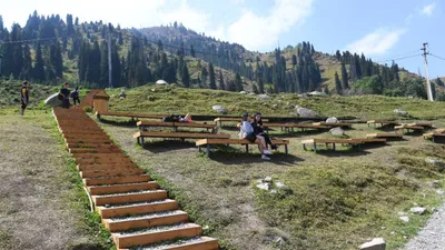 лестница и скамейки в горах, фото - Новости Zakon.kz от 29.07.2025 10:47