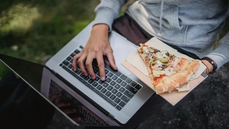 Казахстанцев предупредили об опасностях онлайн-доставки еды