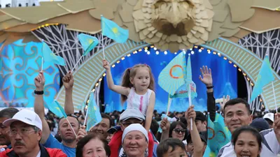 люди с флагами на празднике, фото - Новости Zakon.kz от 29.07.2025 09:16