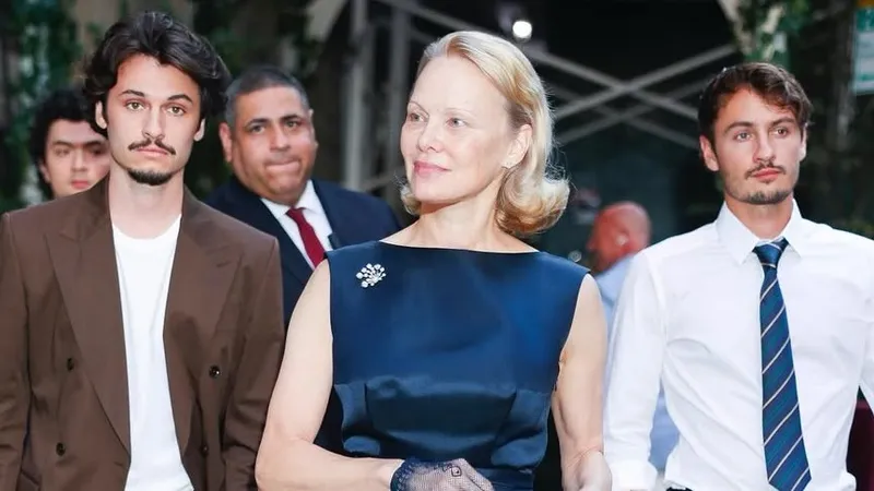 Памела Андерсон с сыновьями посетила премьеру фильма "Голый пистолет" в США