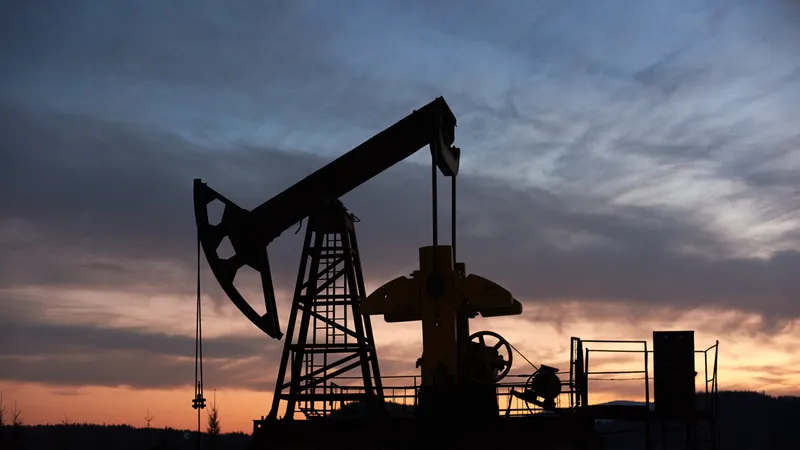 Цены на нефть достигли 72 долларов впервые с июня: что поддержало рост котировок