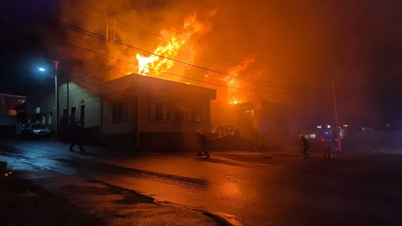 Крупный пожар разгорелся в одном из ресторанов в Алматы