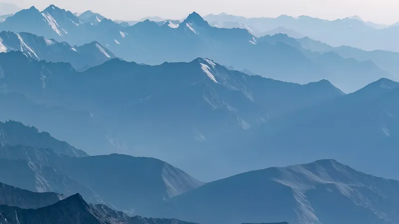 Волшебную подборку фото гор Или-Алатау опубликовал популярный фотограф