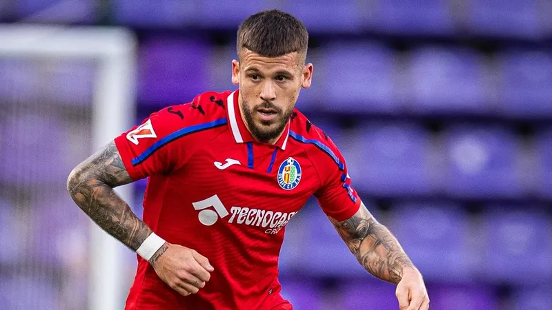 Футболиста "Ариса" госпитализировали после укуса собаки