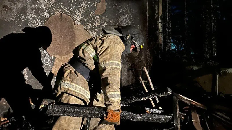 В Караганде полыхнул пожар, охвативший около 300 квадратных метров здания около школы