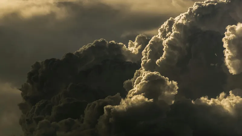 Сильный ветер и грозы накроют Астану и Алматы, Шымкенту повезет больше