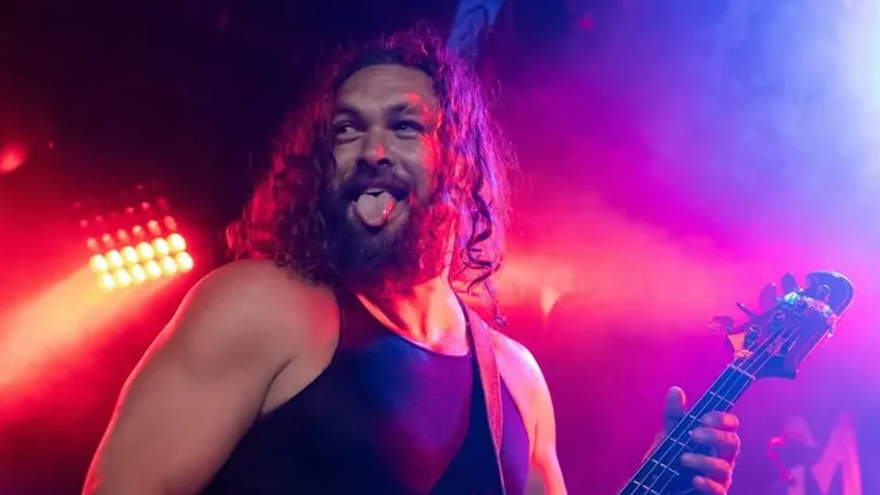 Без бороды и фильтров: Момоа показал новый образ