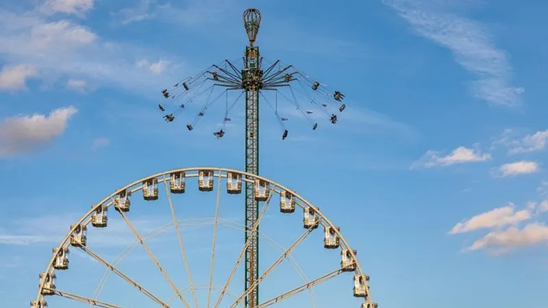 Аттракцион со зрителями в Саудовской Аравии сломался пополам