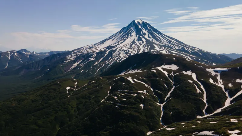 Лава грозит уничтожить крупнейший ледник на Камчатке