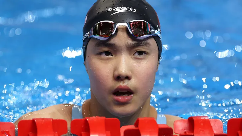 Китайская шестиклассница сенсационно завоевала "бронзу" на взрослом ЧМ по плаванию