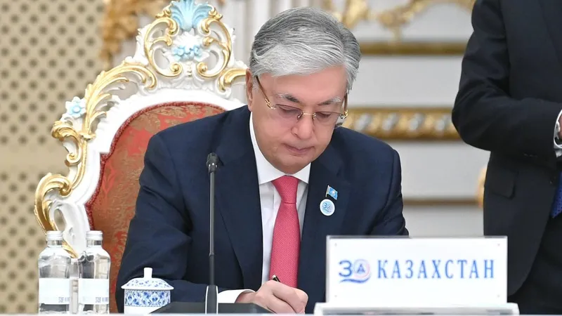 Токаев вручил ветерану КТЖ знак особого отличия и орден "Отан"