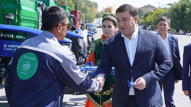 Туркестан: в Сарыагаше представителям коммунальной сферы передали новую технику