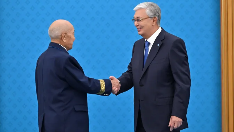 Впервые в Казахстане транспортник удостоен высшей награды – вручение провел Токаев