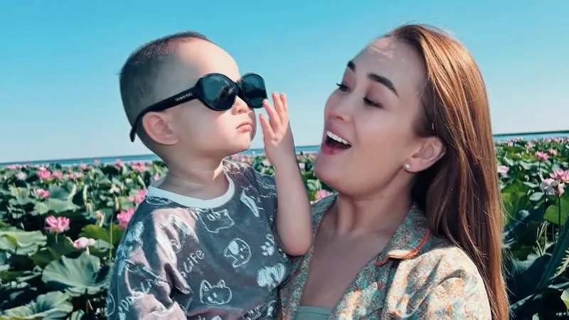 Внук Розы Рымбаевой неожиданно "научился" водить трактор