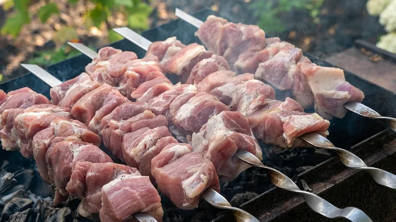 Врач предупредил об опасности недожаренного шашлыка
