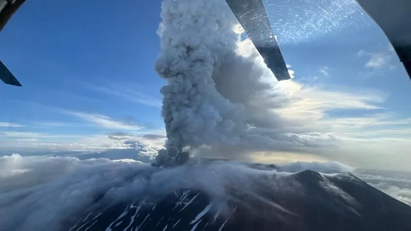 Историческое извержение вулкана Крашенинникова началось на Камчатке